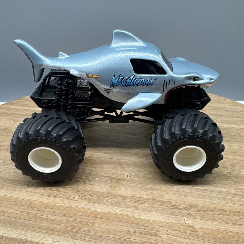 Mattel Monster Jam  HOT WHEELS- Blue Megalodon Shark Scale 2016 Die-Cast